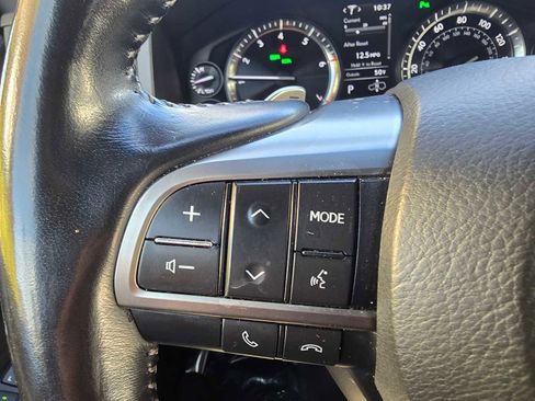 Used 2020 Lexus LX 570 4WD w/ 3rd Row & Luxury Pkg image 34