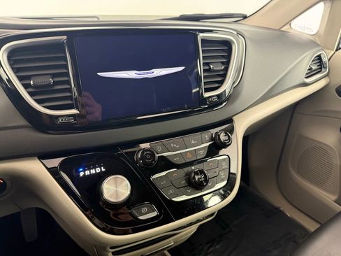 Used 2023 Chrysler Pacifica Touring-L FWD image 25