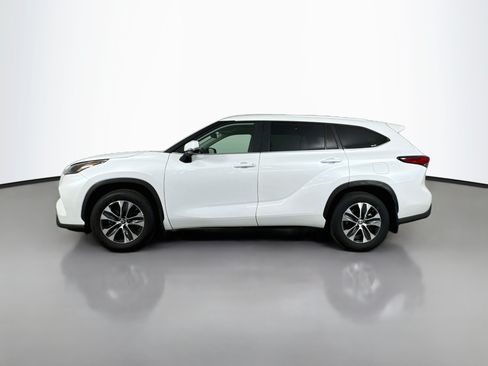 Used 2023 Toyota Highlander XLE AWD/4WD image 4