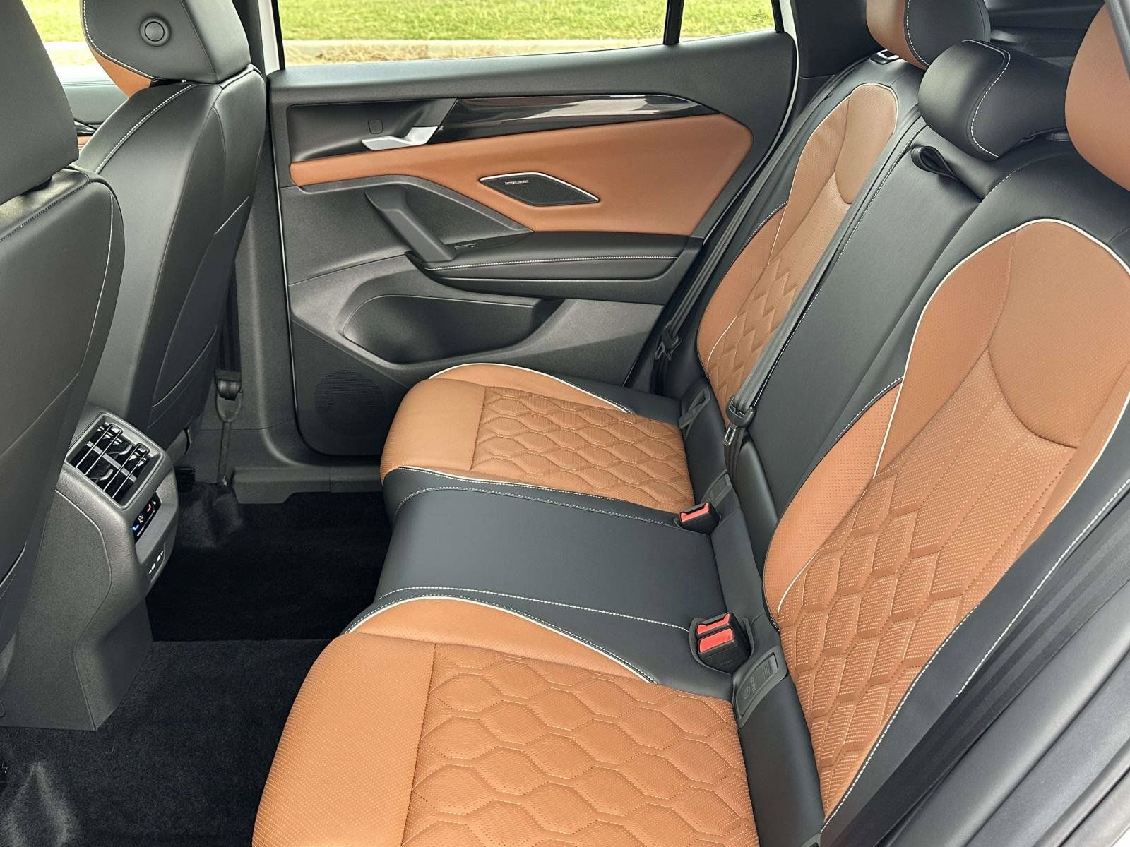 Certified 2026 Volkswagen Tiguan SEL R-Line AWD/4WD image 12