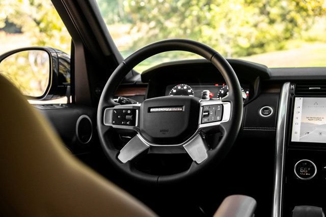 Used 2024 Land Rover Discovery Dynamic SE AWD/4WD image 13