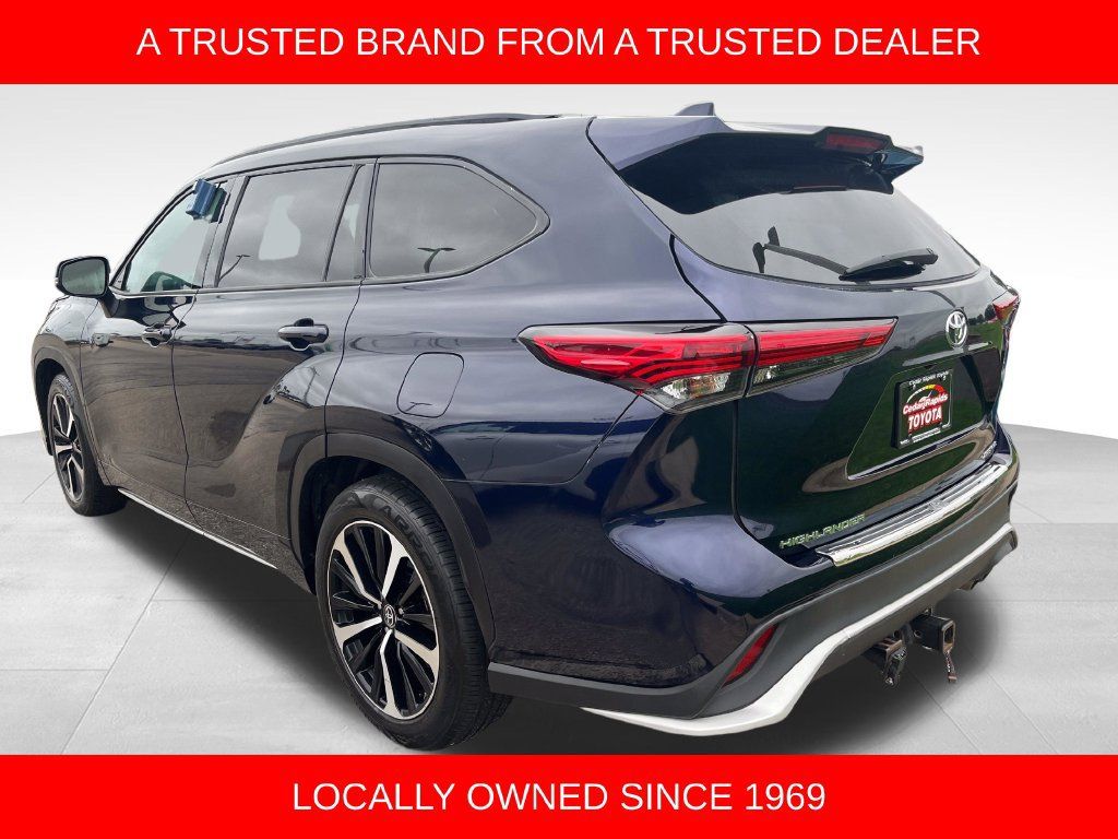 Used 2022 Toyota Highlander XSE AWD/4WD image 3