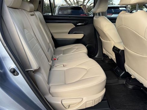 Used 2023 Toyota Highlander XLE image 14