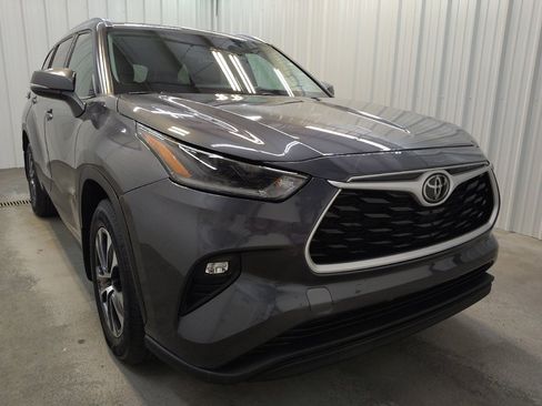 Used 2021 Toyota Highlander XLE AWD/4WD image 13