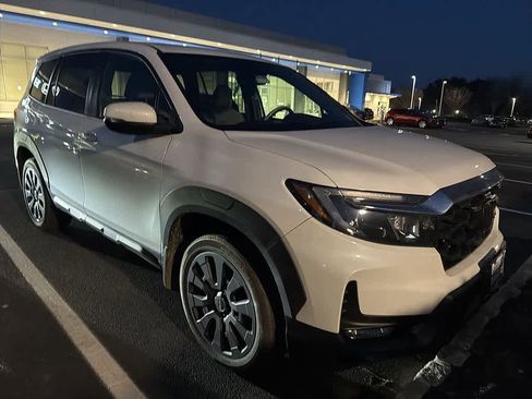 Used 2023 Honda Passport EX-L image 3