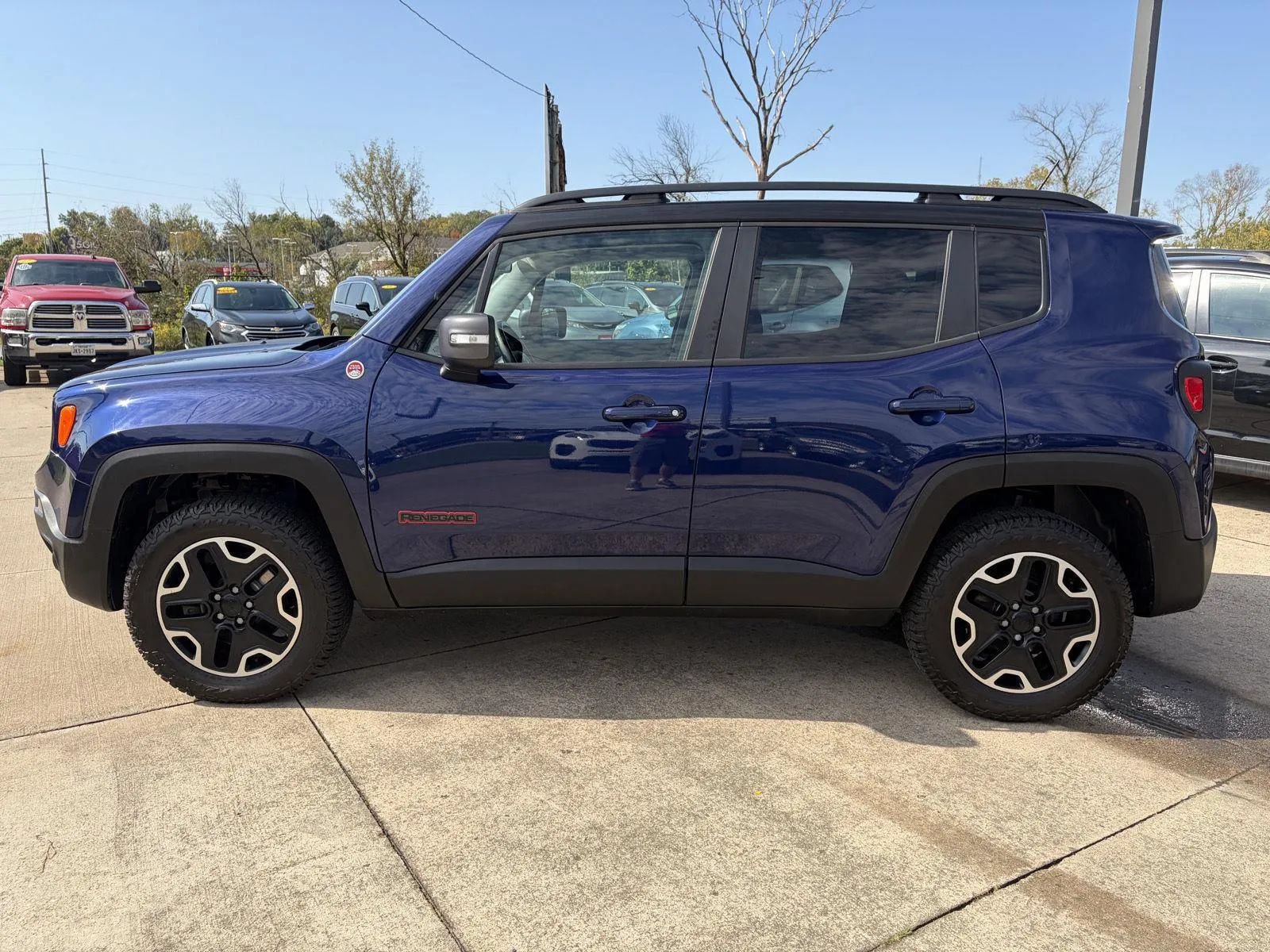 Used 2017 Jeep Renegade Trailhawk w/ Premium Trailhawk Package AWD/4WD image 5