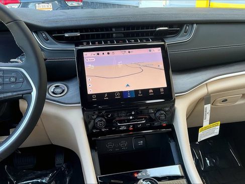 New 2025 Jeep Grand Cherokee Limited image 15