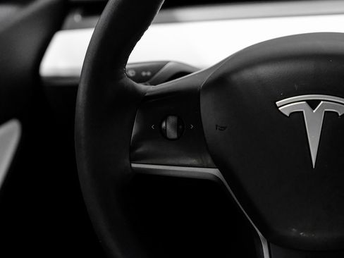 Used 2022 Tesla Model Y Long Range image 19