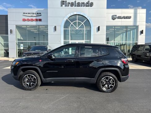 Used 2025 Jeep Compass Trailhawk AWD/4WD image 2