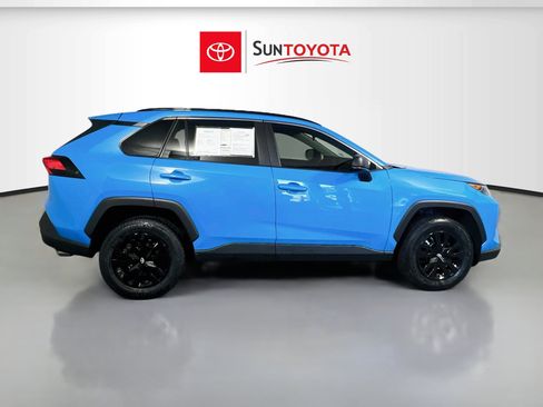 Used 2020 Toyota RAV4 LE FWD image 2