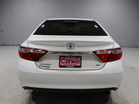 Used 2017 Toyota Camry SE image 3