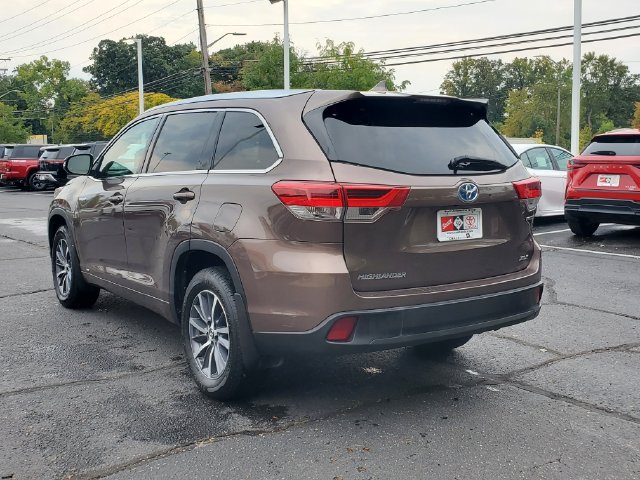 Used 2017 Toyota Highlander XLE AWD/4WD image 3