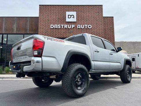 Used 2018 Toyota Tacoma TRD Off-Road AWD/4WD image 6