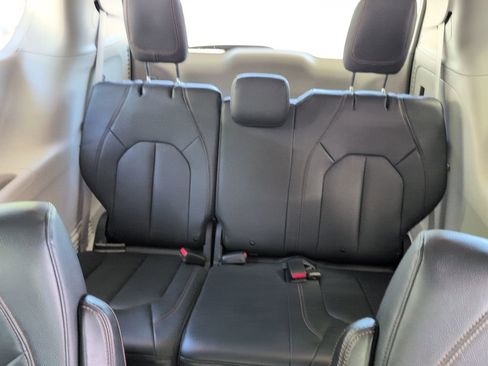 Used 2020 Chrysler Pacifica Touring-L image 8