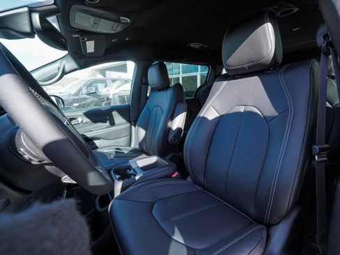 New 2026 Chrysler Pacifica Select image 30