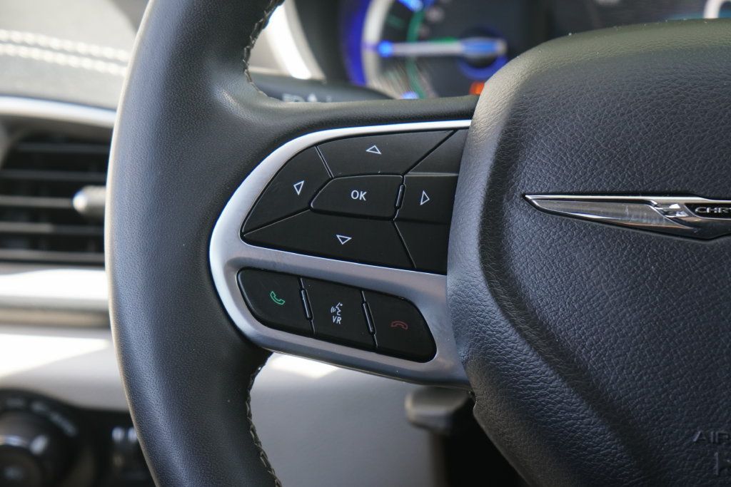 Used 2024 Chrysler Pacifica Limited FWD image 16