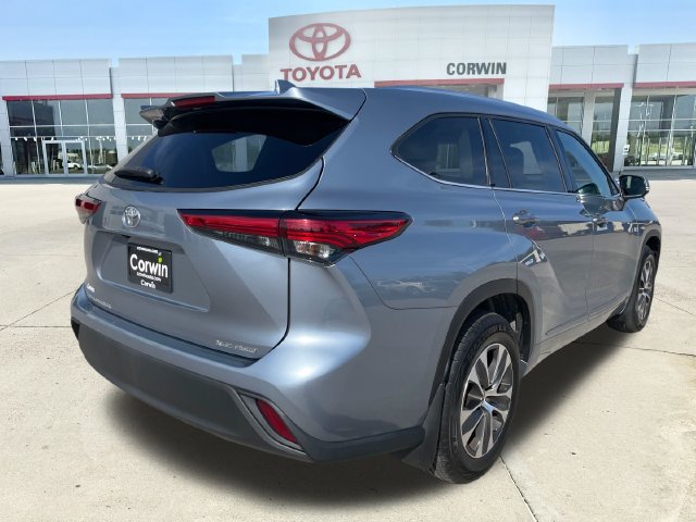 Used 2021 Toyota Highlander XLE AWD/4WD image 5