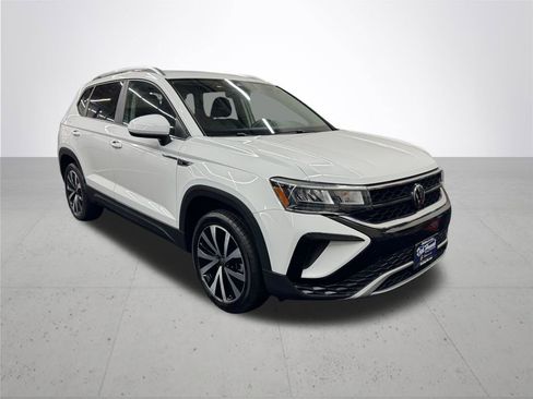 Used 2024 Volkswagen Taos SE image 9