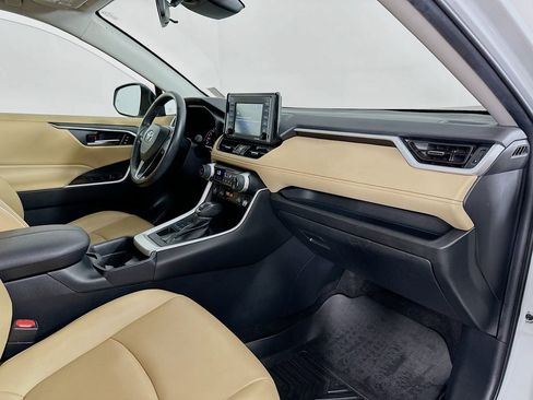 Used 2020 Toyota RAV4 XLE Premium image 31