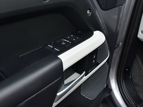 Used 2024 Land Rover Defender 90 X-Dynamic SE image 17