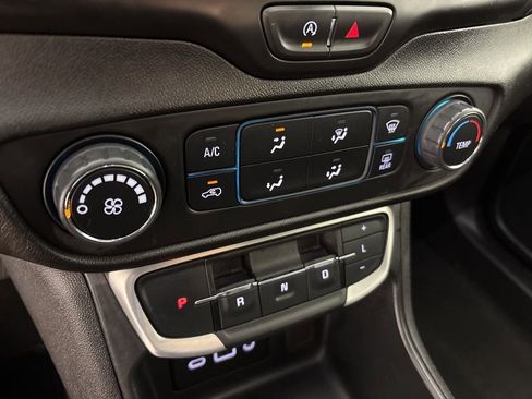 Used 2024 GMC Terrain SLE image 28