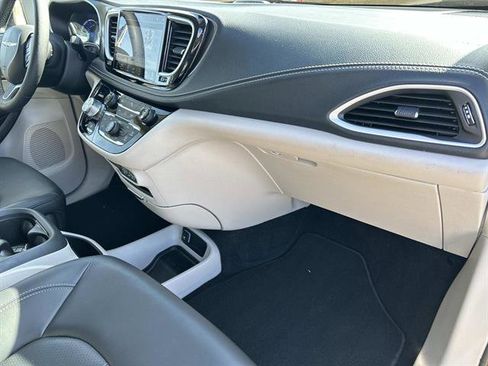 Used 2024 Chrysler Pacifica Select image 19