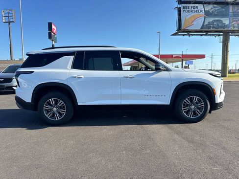 Used 2026 Chevrolet Traverse LT FWD image 7