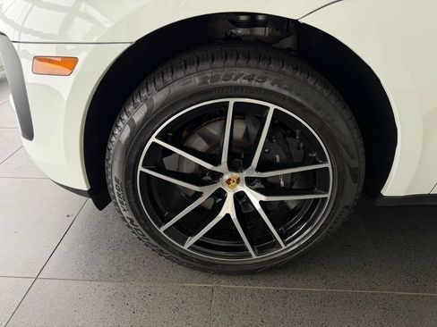 Certified 2026 Porsche Macan AWD/4WD image 10