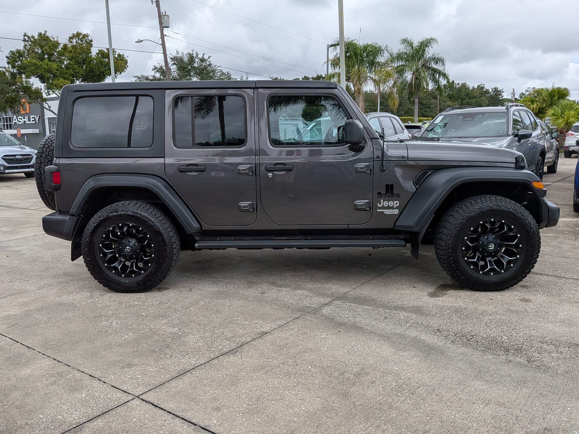 Used 2018 Jeep Wrangler Unlimited Sport S AWD/4WD image 3