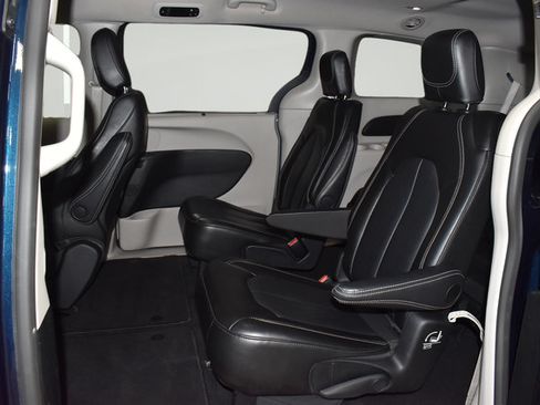 Certified 2024 Chrysler Pacifica Touring-L FWD image 24