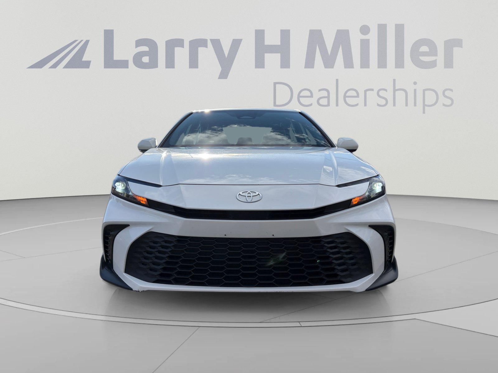 Used 2025 Toyota Camry SE FWD image 8