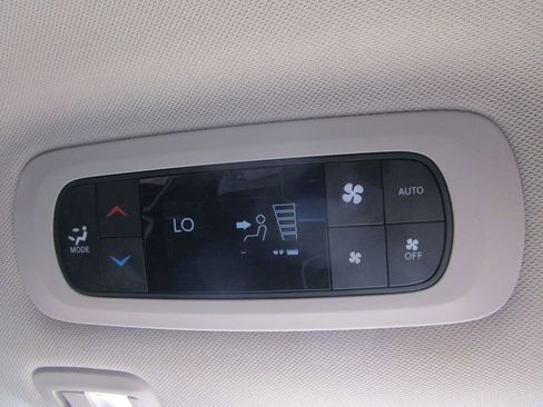 Used 2023 Chrysler Pacifica Limited image 31