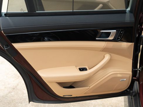 Used 2018 Porsche Panamera 4 AWD/4WD image 34