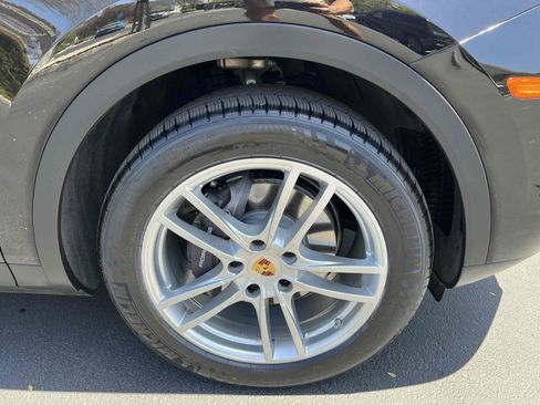 Used 2019 Porsche Cayenne w/ Premium Package AWD/4WD image 90