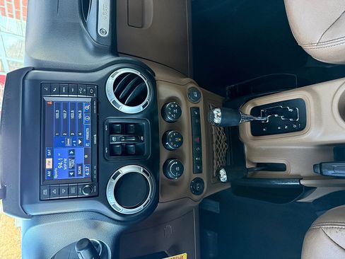 Used 2013 Jeep Wrangler Unlimited Rubicon w/ Max Tow Pkg image 12