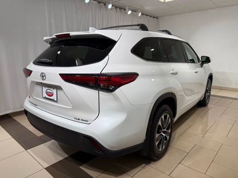 Used 2023 Toyota Highlander XLE AWD/4WD image 5