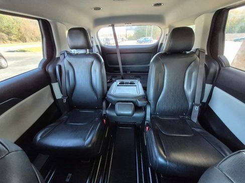 Used 2023 Kia Carnival LX image 11