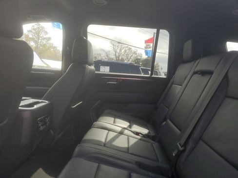 Used 2025 Chevrolet Suburban Z71 image 12