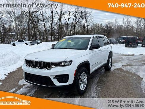 Used 2025 Jeep Grand Cherokee Laredo X image 3