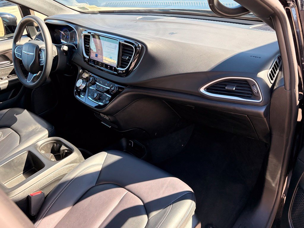 Certified 2025 Chrysler Pacifica Select FWD image 14