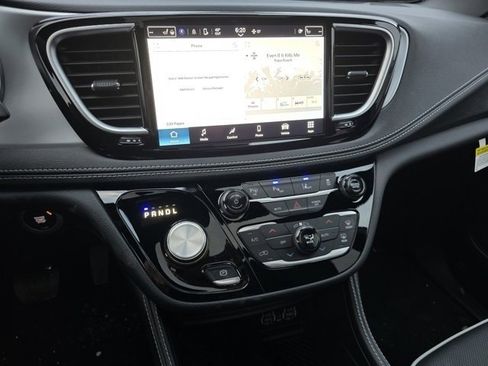 Used 2025 Chrysler Pacifica Premium image 33