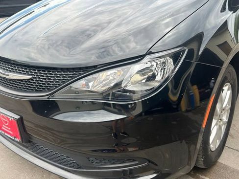 Used 2023 Chrysler Voyager LX FWD image 9