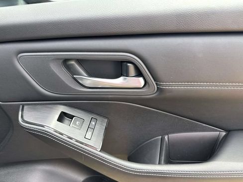 Used 2025 Nissan Rogue SL FWD image 20