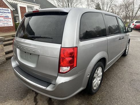 Used 2019 Dodge Grand Caravan SE FWD image 8