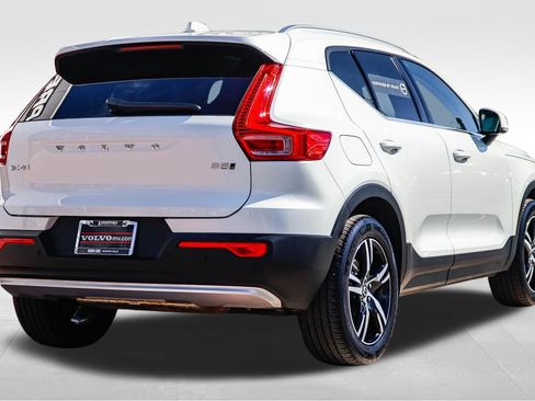 Used 2025 Volvo XC40 B5 Core image 8