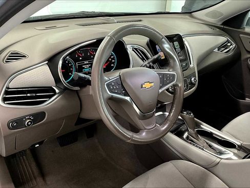 Used 2018 Chevrolet Malibu LT w/ Driver Confidence Package image 2