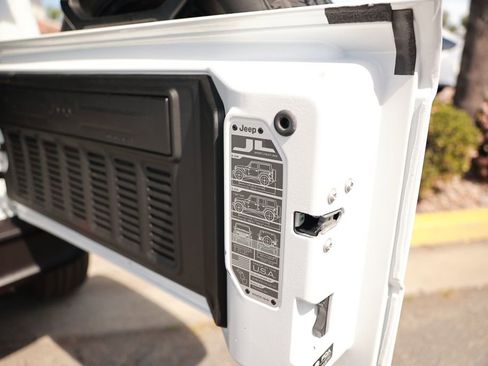 Used 2025 Jeep Wrangler Unlimited Sahara w/ Safety Group image 38