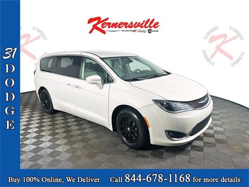 Used 2020 Chrysler Pacifica Touring image 1