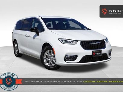 New 2025 Chrysler Pacifica Select w/ Uconnect Theater Family Group