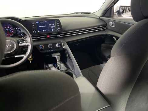Used 2021 Hyundai Elantra SE FWD image 17
